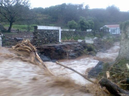 Açores com casas e vias inundadas na ilha Terceira