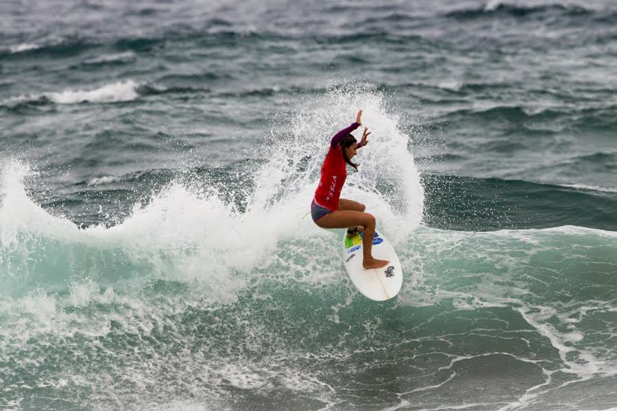 Três surfistas portuguesas atingem quartos de final no Azores Pro de Surf