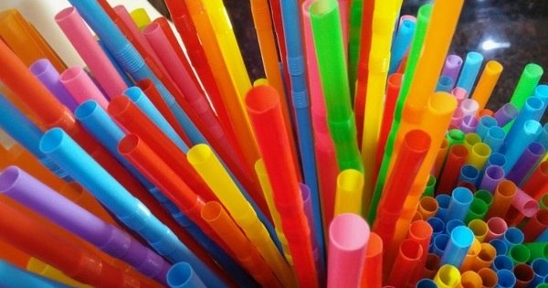 UE aprova formalmente proibição de palhinhas e outros plásticos até 2021