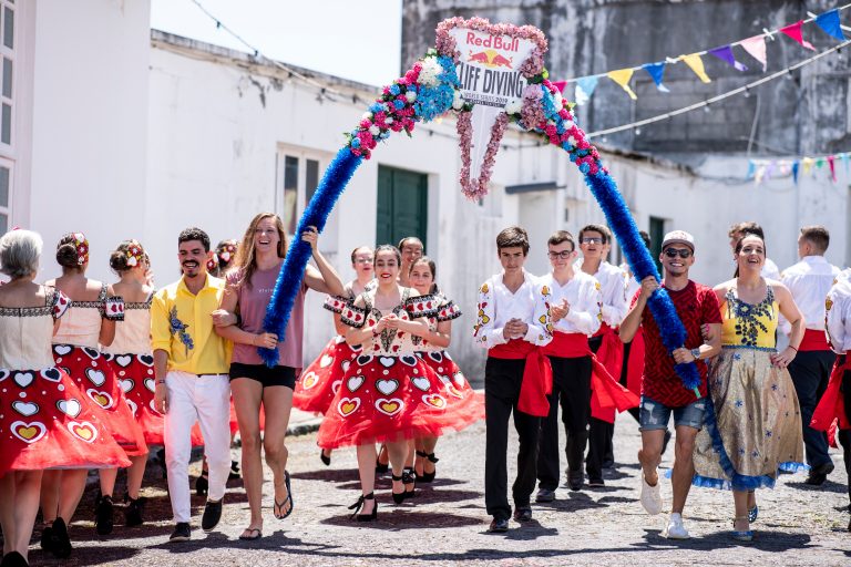 Participantes do Red Bull Cliff Diving World Series já marcham na Vila