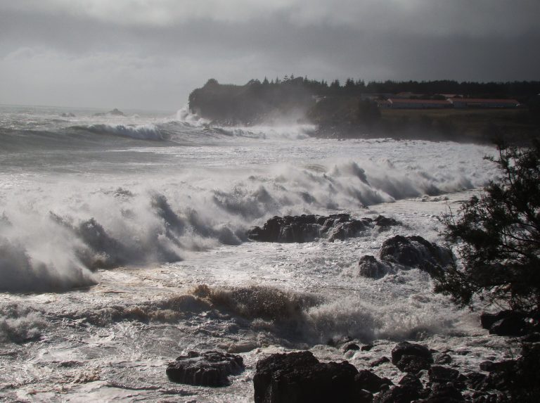 Grupos Ocidental e Central dos Açores com aviso amarelo de chuva, vento e agitação marítima