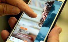 Uso excessivo de telemóvel e redes sociais aumenta problemas mentais entre jovens